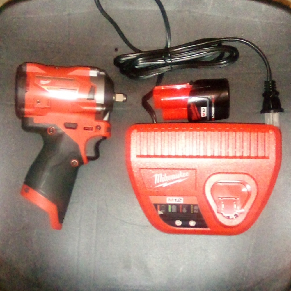 Milwaukee Tool 3/8 Impact driver with battery and charger